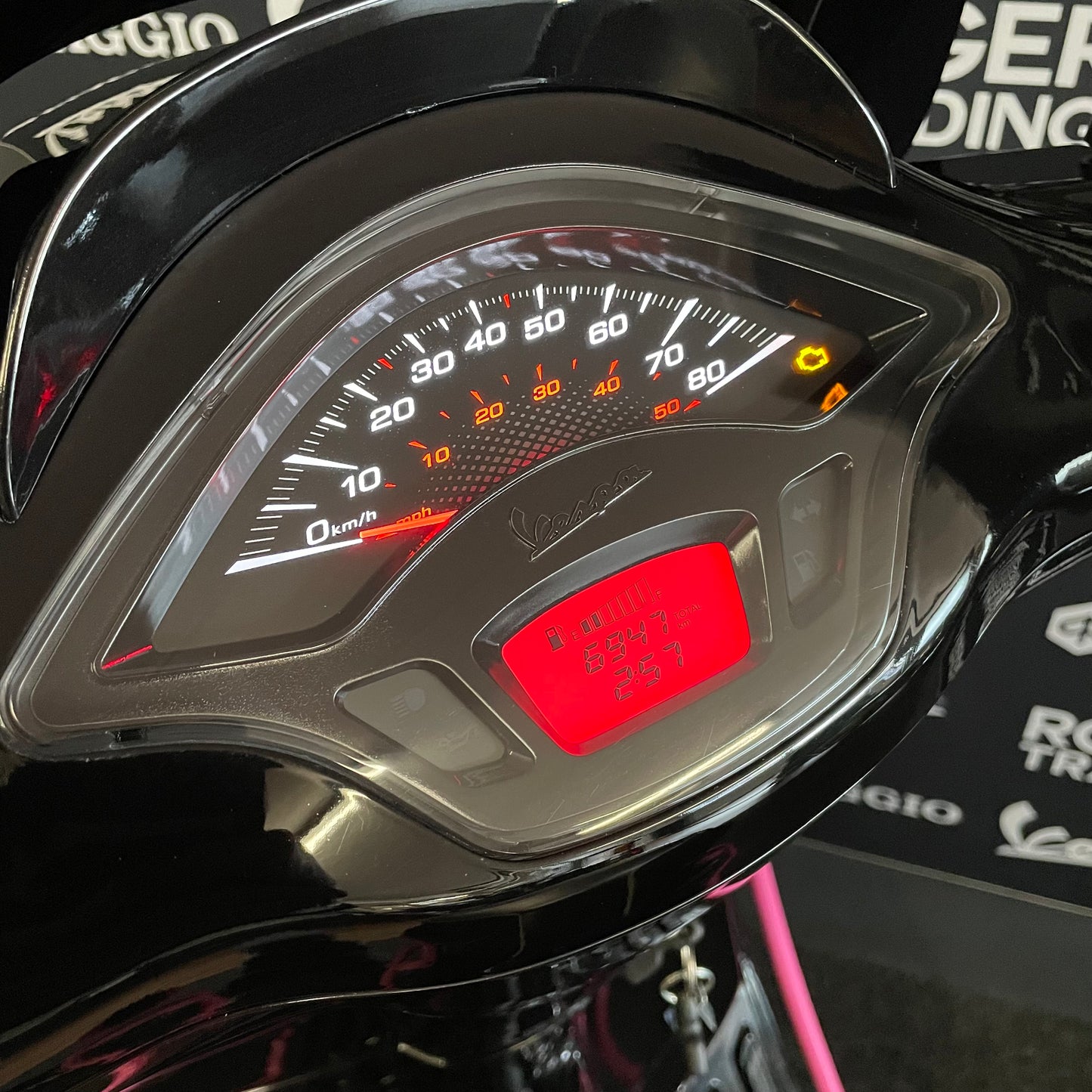 Vespa Sprint 50 Snor 4T E5 2022 Glossy Black x Pink Custom Made