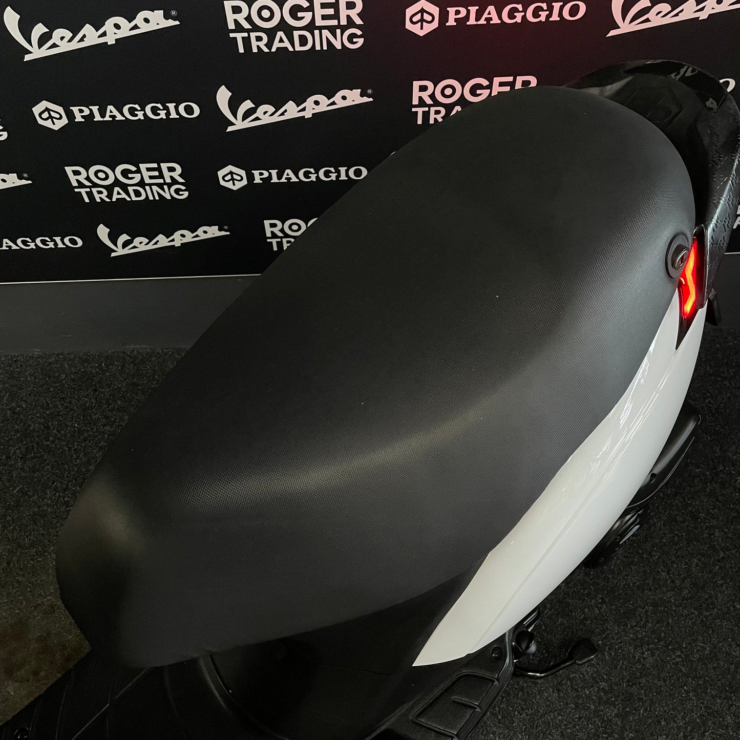 Piaggio Zip - 50 - Brom - 4T E5 - 2022 - Glans Wit - Opbouw Deal! - Malossi