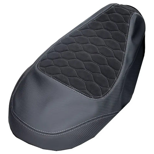 Buddyseat Cover - Piaggio Zip - Alcantara / Carbon - Audi Patroon - Diverse Kleurstellingen