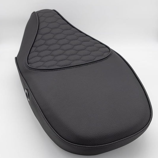 Originele Buddyseat - Zwart / Zwart Audi RS Patroon Stiksel - Past op Sprint / Primavera - 1B004482000C2