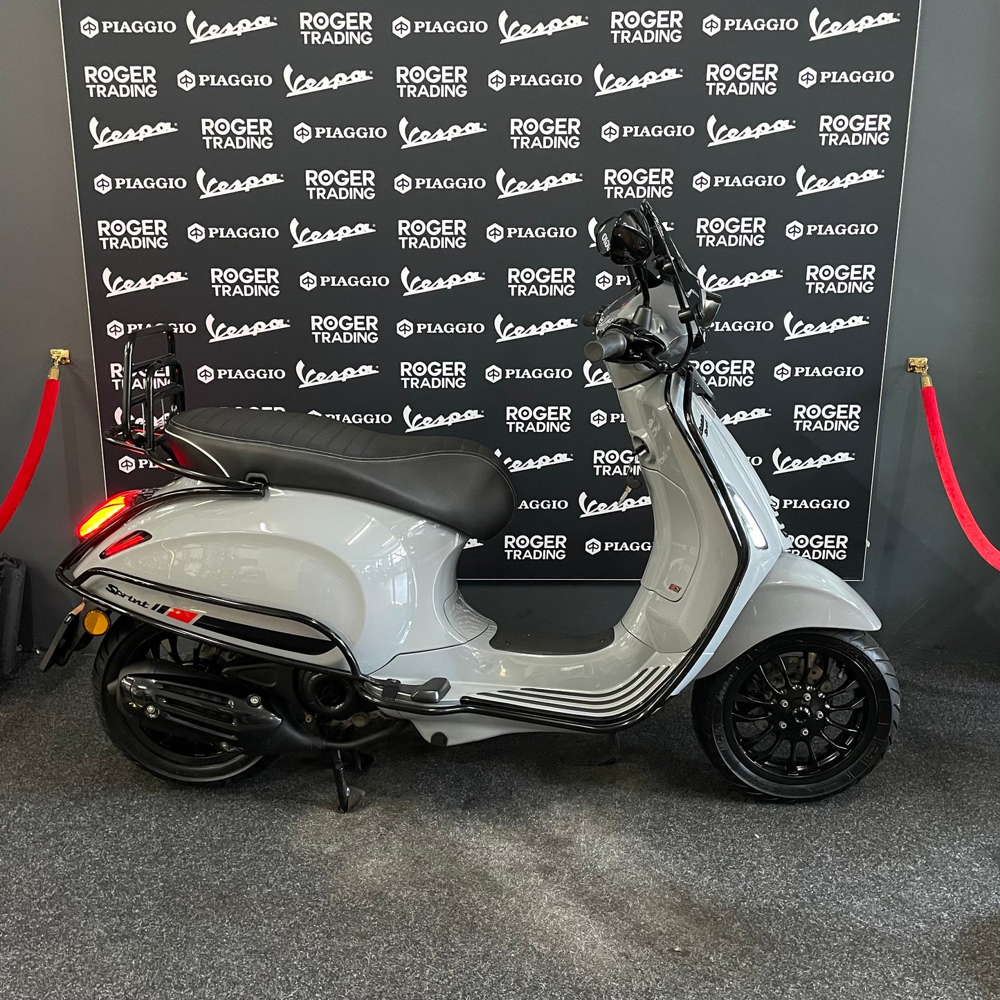 Vespa Sprint 50 - 2019 - 4T - Euro4 - Nardo Grey - 9.883km -1e Eigenaar