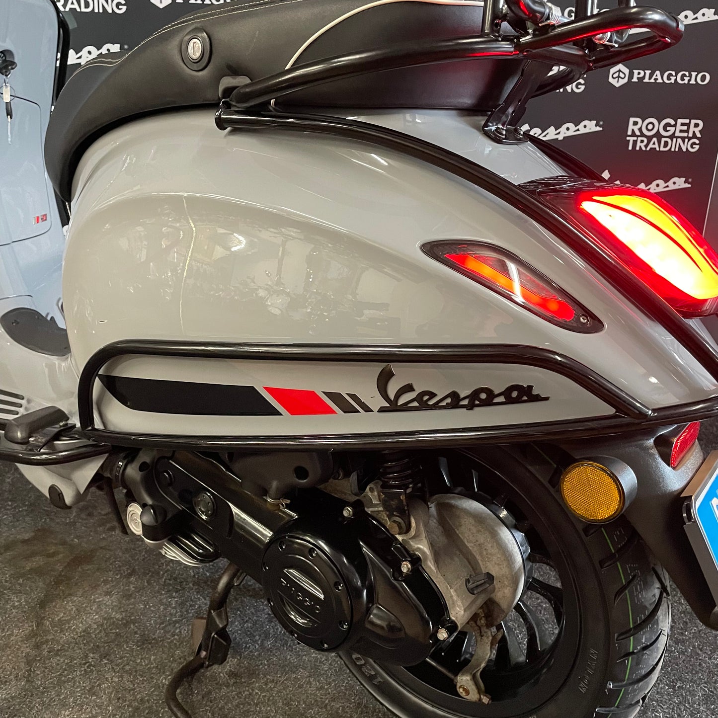 Vespa Sprint 50 - 2019 - 4T - Euro4 - Nardo Grey - 9.883km -1e Eigenaar