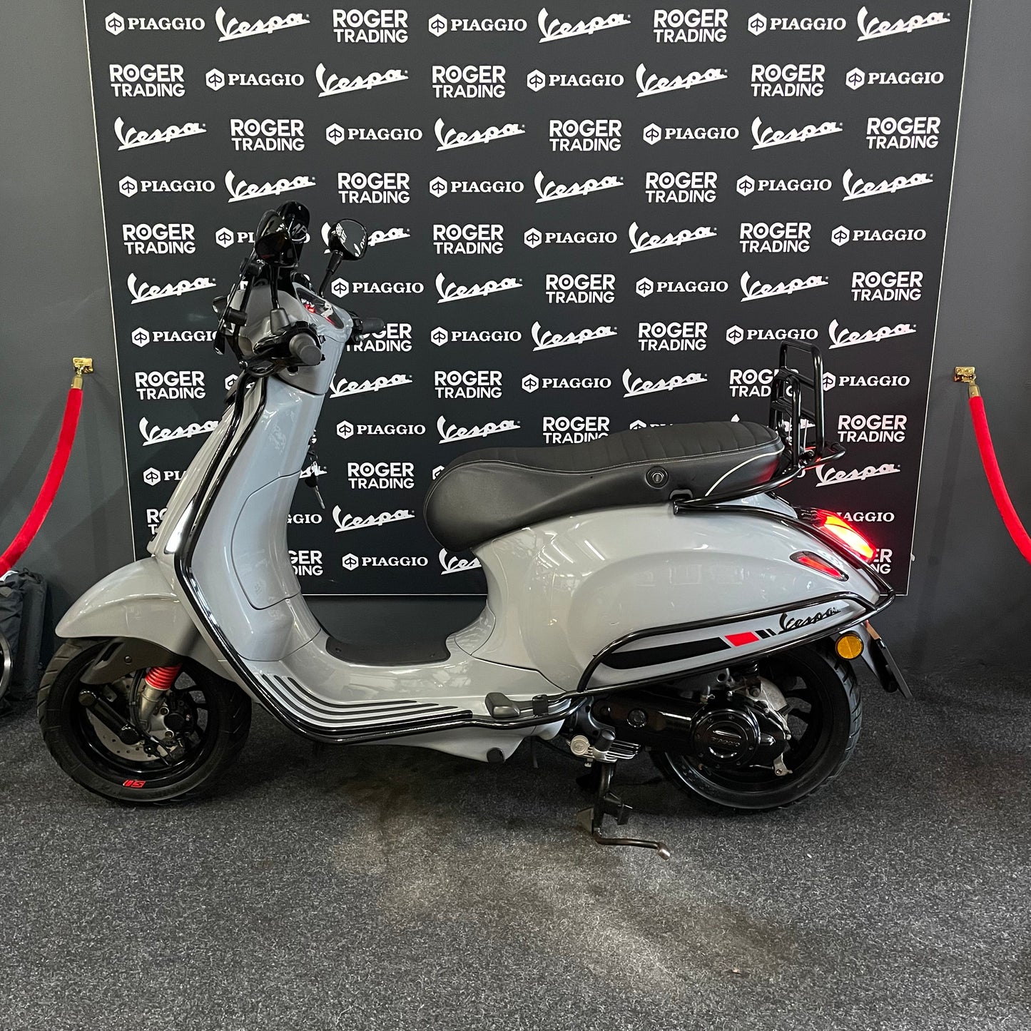 Vespa Sprint 50 - 2019 - 4T - Euro4 - Nardo Grey - 9.883km -1e Eigenaar
