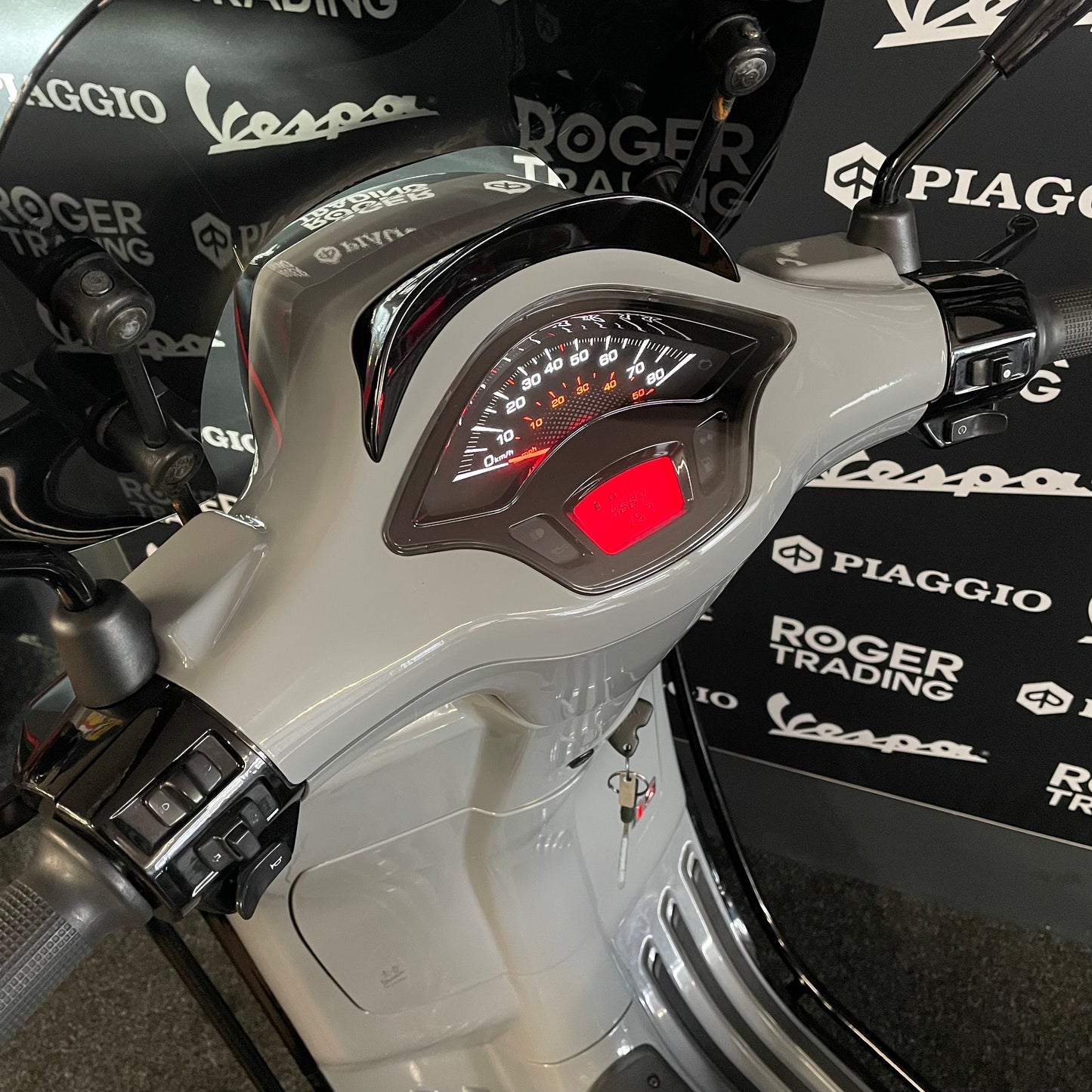 Vespa Sprint 50 - 2019 - 4T - Euro4 - Nardo Grey - 9.883km -1e Eigenaar
