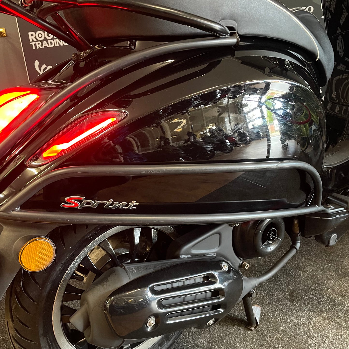 Vespa Sprint 50 - Brom - 2019 - 4T - Euro4 - Glans Zwart - 7.297km