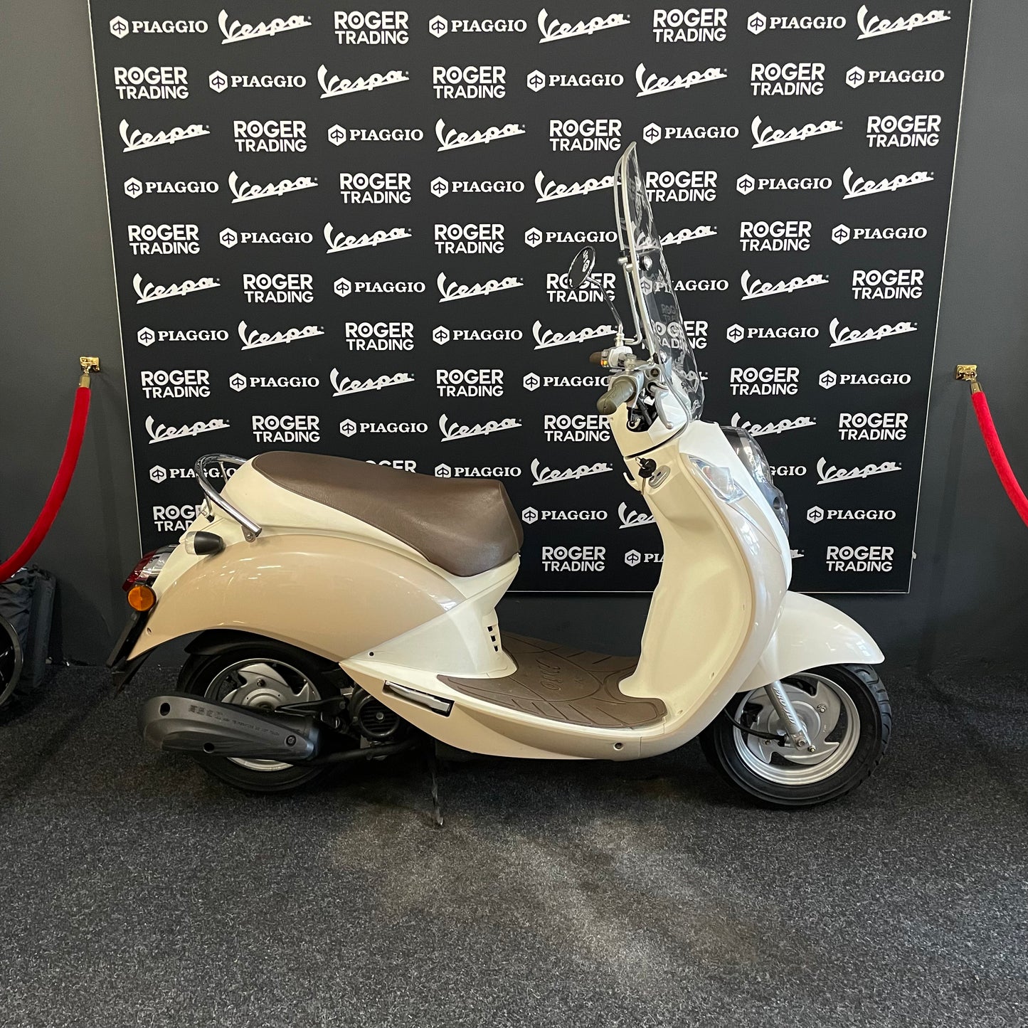 Sym Mio - Snor - 4T 2V - 2009 -  Creme - 5.082km - Nieuwstaat!!