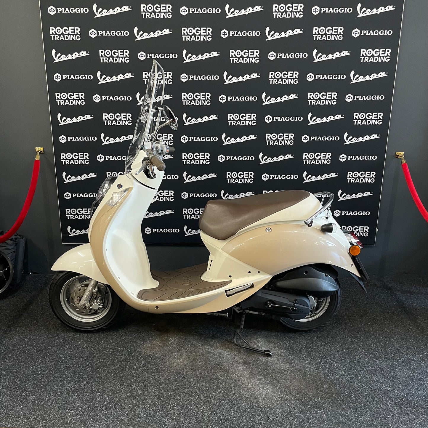 Sym Mio - Snor - 4T 2V - 2009 -  Creme - 5.082km - Nieuwstaat!!