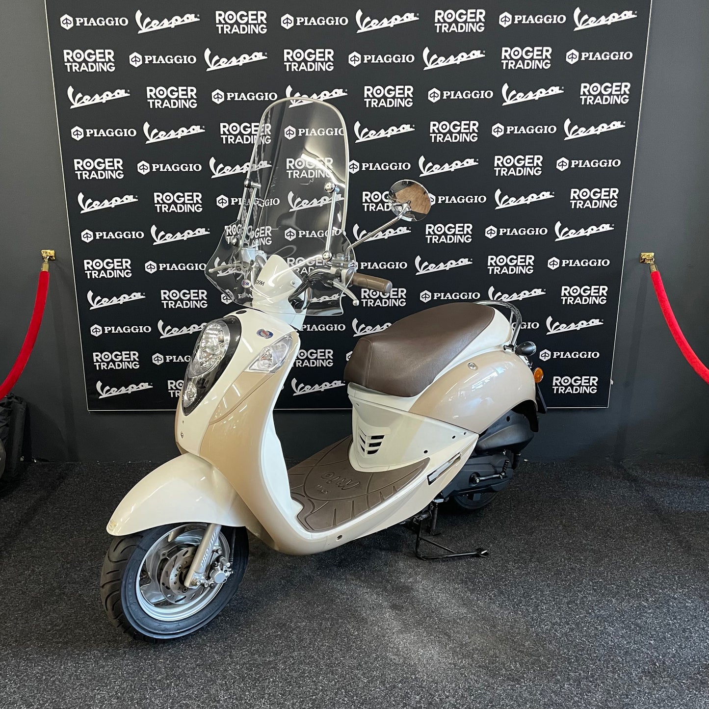 Sym Mio - Snor - 4T 2V - 2009 -  Creme - 5.082km - Nieuwstaat!!