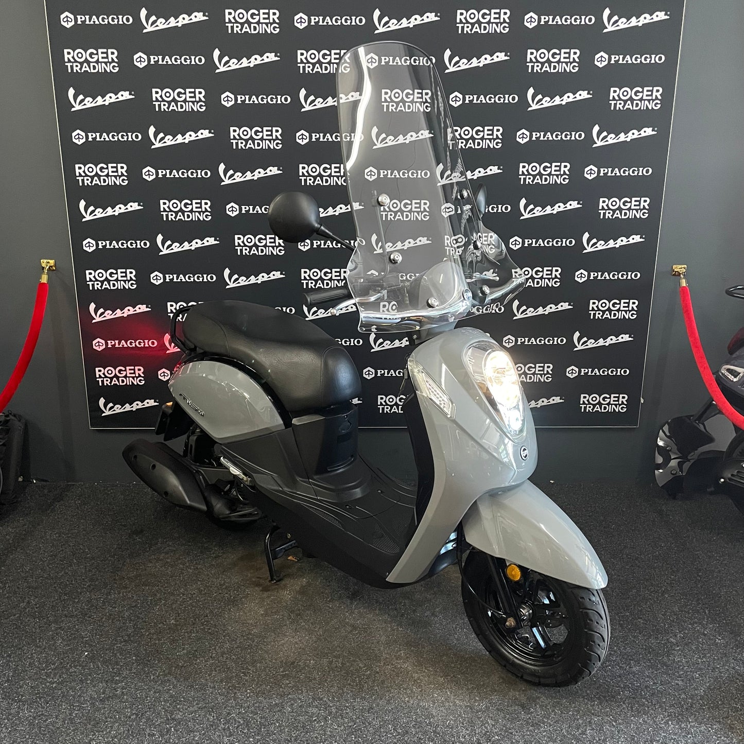 Sym Mio 50i - 50 - Snor - 4T E5 - Nardo Grey -  2023 - 9.071km Nieuwstaat!