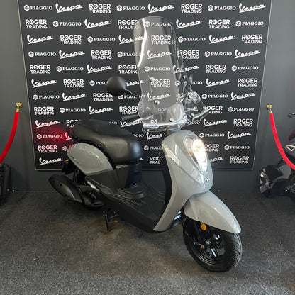 Sym Mio 50i - 50 - Snor - 4T E5 - Nardo Grey -  2023 - 9.071km Nieuwstaat!