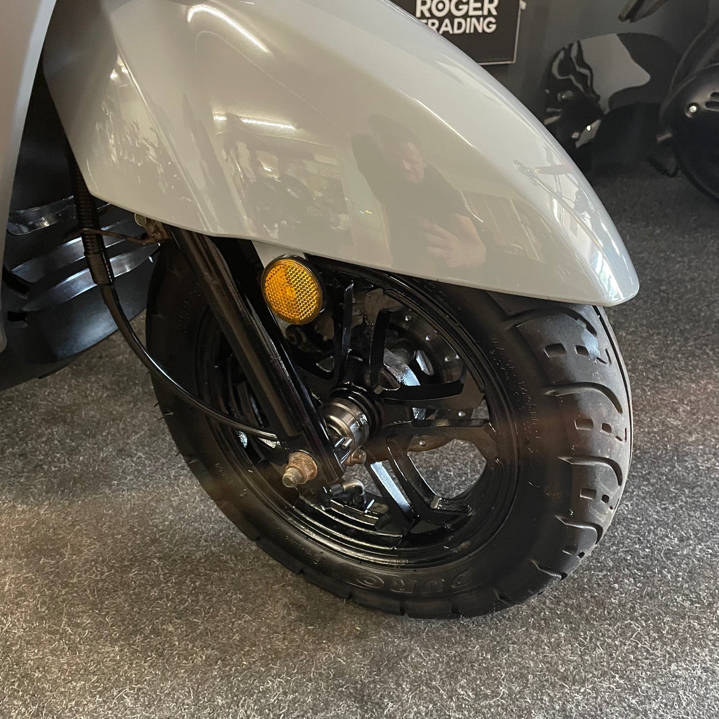 Sym Mio 50i - 50 - Snor - 4T E5 - Nardo Grey -  2023 - 9.071km Nieuwstaat!