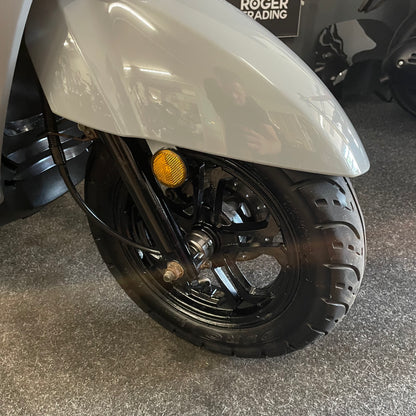 Sym Mio 50i - 50 - Snor - 4T E5 - Nardo Grey -  2023 - 9.071km Nieuwstaat!