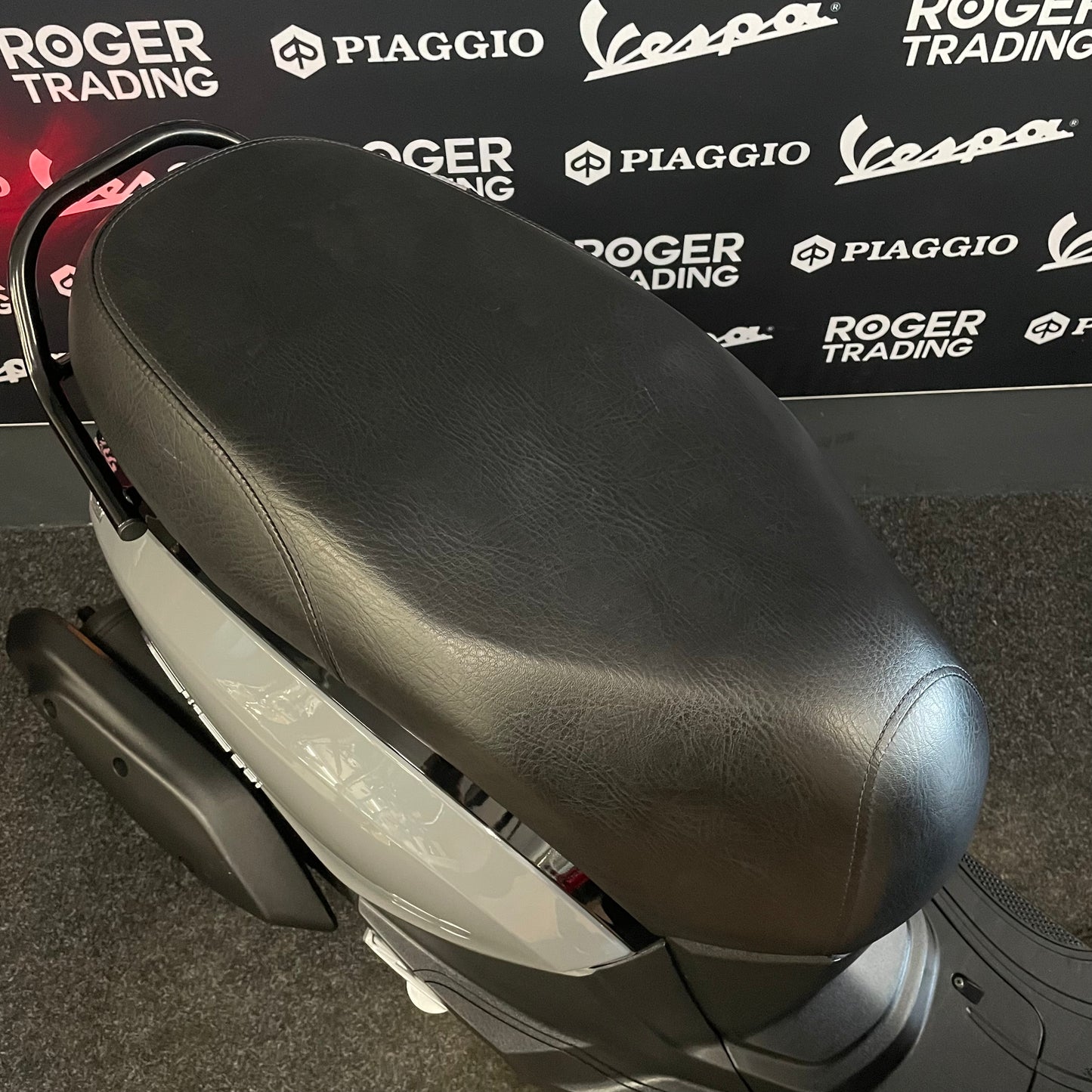 Sym Mio 50i - 50 - Snor - 4T E5 - Nardo Grey -  2023 - 9.071km Nieuwstaat!