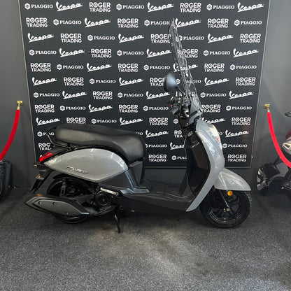 Sym Mio 50i - 50 - Snor - 4T E5 - Nardo Grey -  2023 - 9.071km Nieuwstaat!