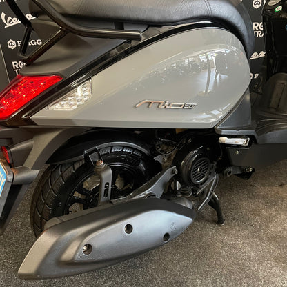 Sym Mio 50i - 50 - Snor - 4T E5 - Nardo Grey -  2023 - 9.071km Nieuwstaat!