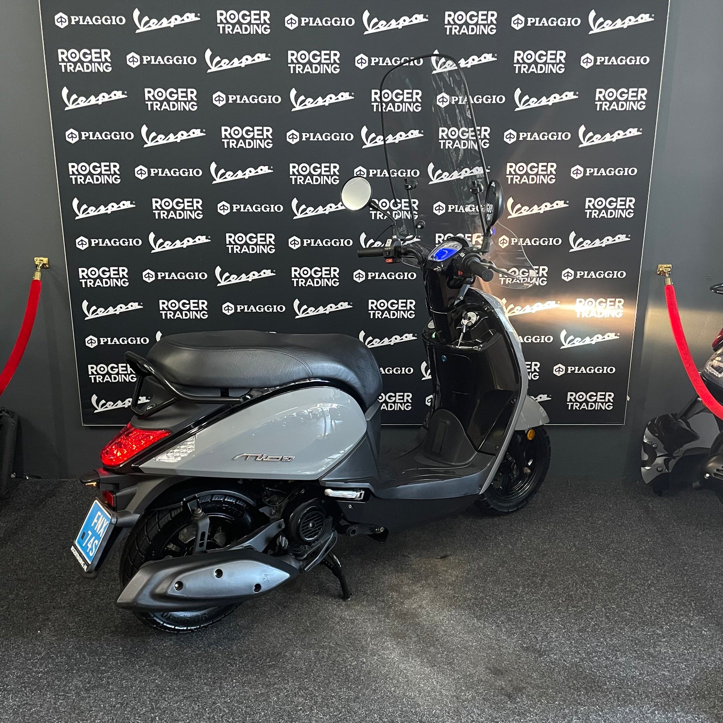 Sym Mio 50i - 50 - Snor - 4T E5 - Nardo Grey -  2023 - 9.071km Nieuwstaat!