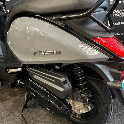 Sym Mio 50i - 50 - Snor - 4T E5 - Nardo Grey -  2023 - 9.071km Nieuwstaat!