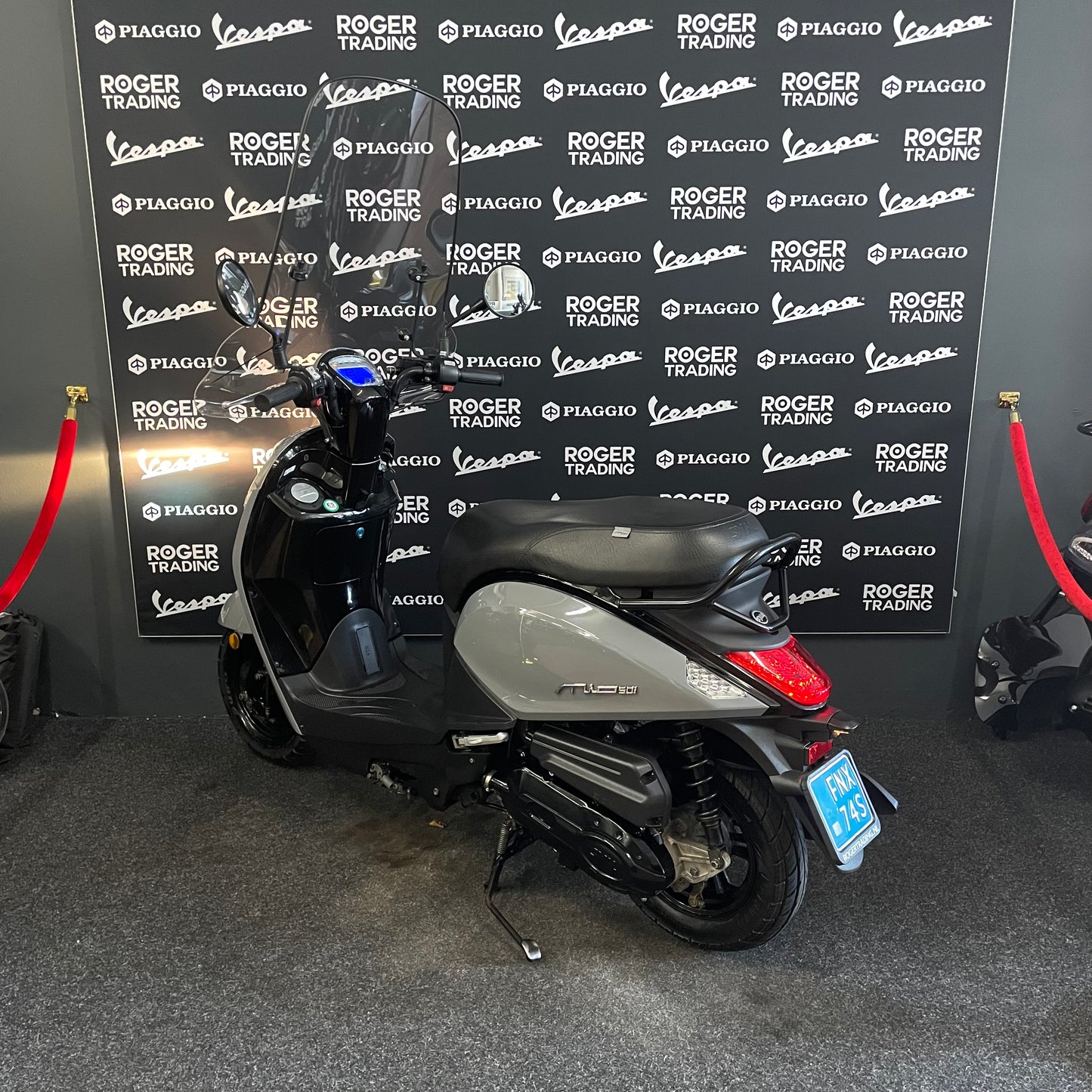 Sym Mio 50i - 50 - Snor - 4T E5 - Nardo Grey -  2023 - 9.071km Nieuwstaat!