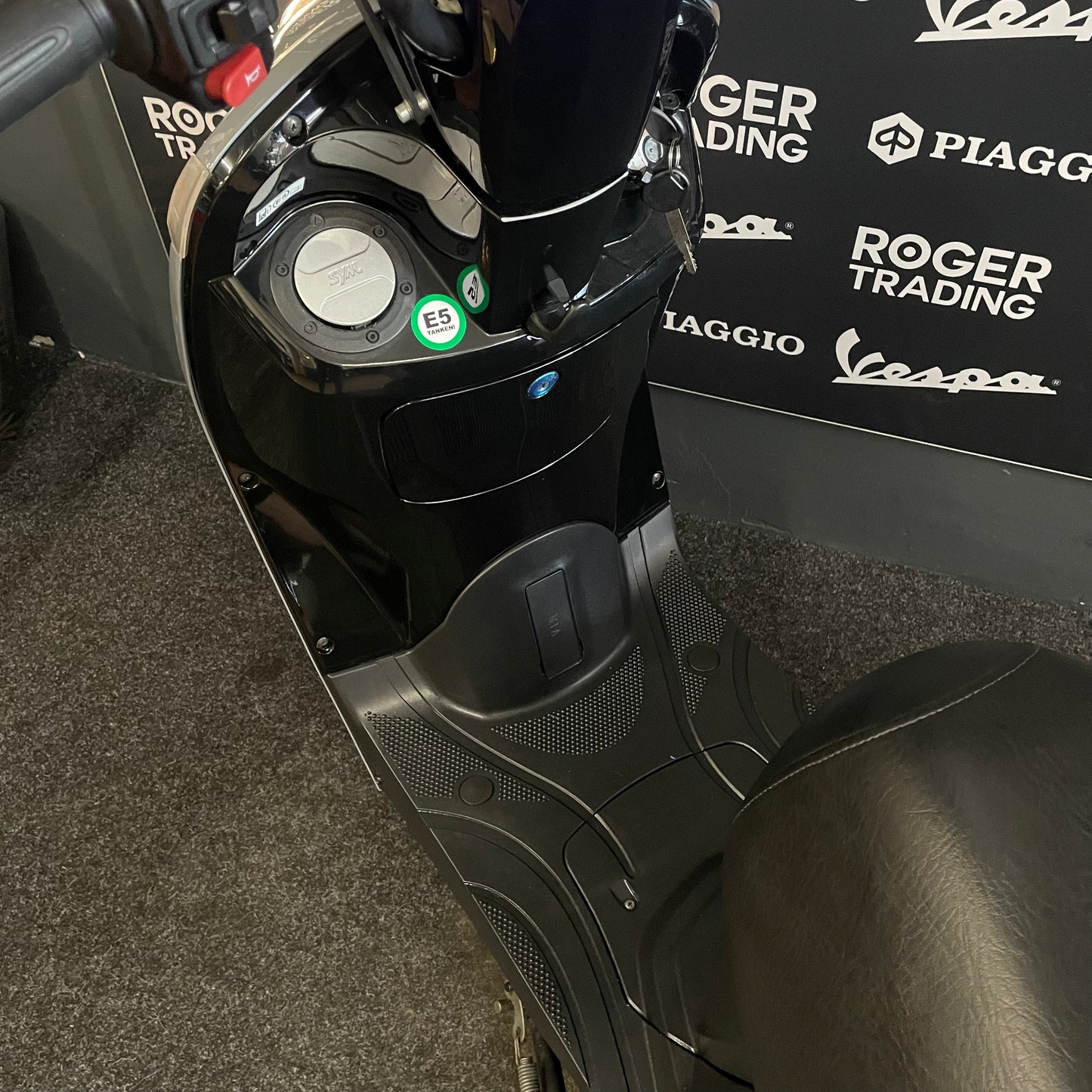 Sym Mio 50i - 50 - Snor - 4T E5 - Nardo Grey -  2023 - 9.071km Nieuwstaat!