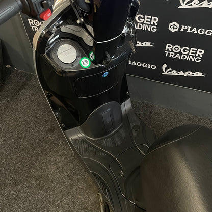 Sym Mio 50i - 50 - Snor - 4T E5 - Nardo Grey -  2023 - 9.071km Nieuwstaat!