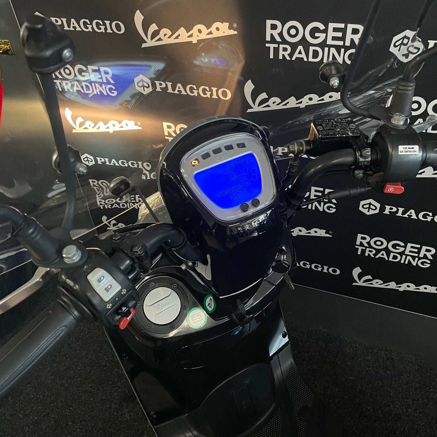 Sym Mio 50i - 50 - Snor - 4T E5 - Nardo Grey -  2023 - 9.071km Nieuwstaat!