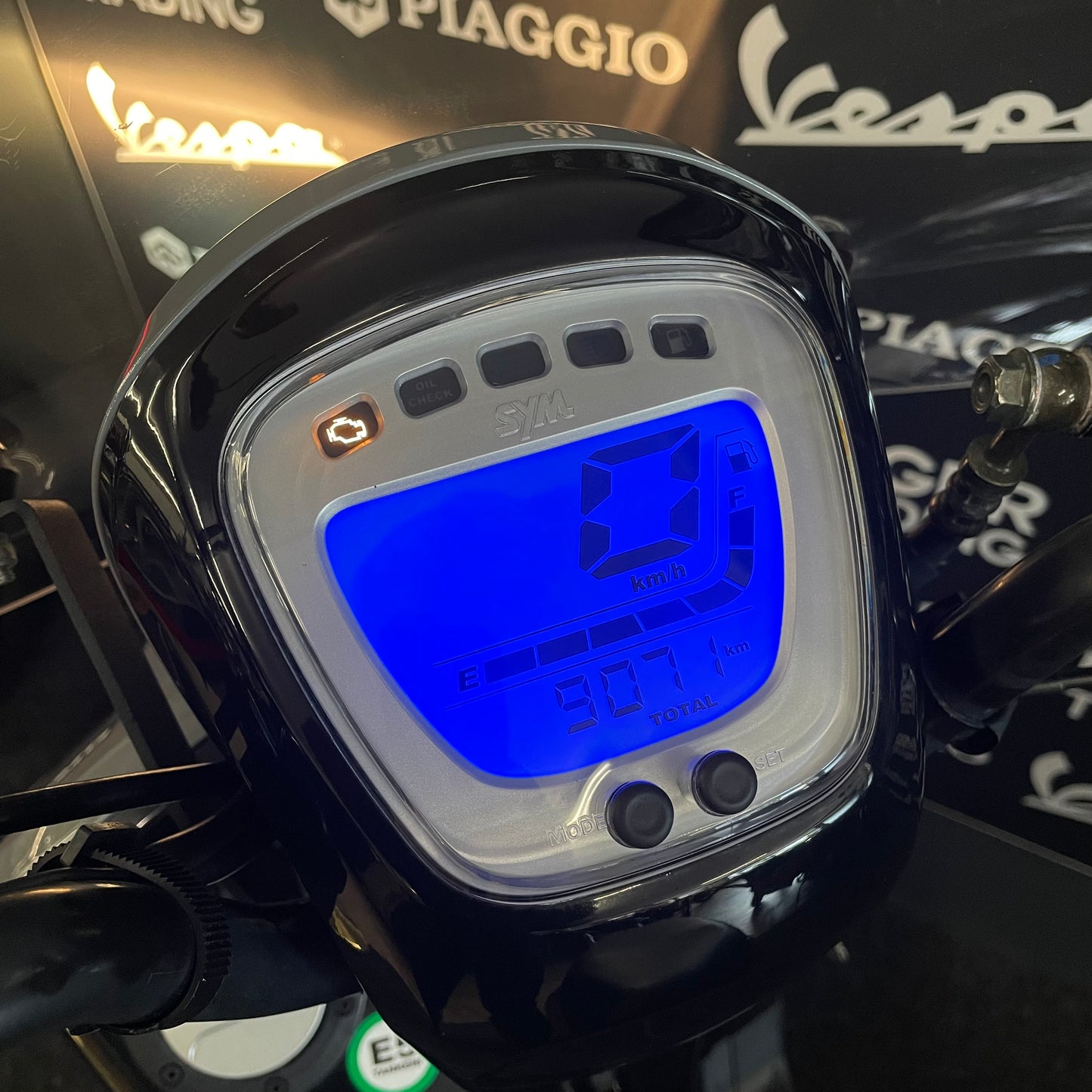 Sym Mio 50i - 50 - Snor - 4T E5 - Nardo Grey -  2023 - 9.071km Nieuwstaat!