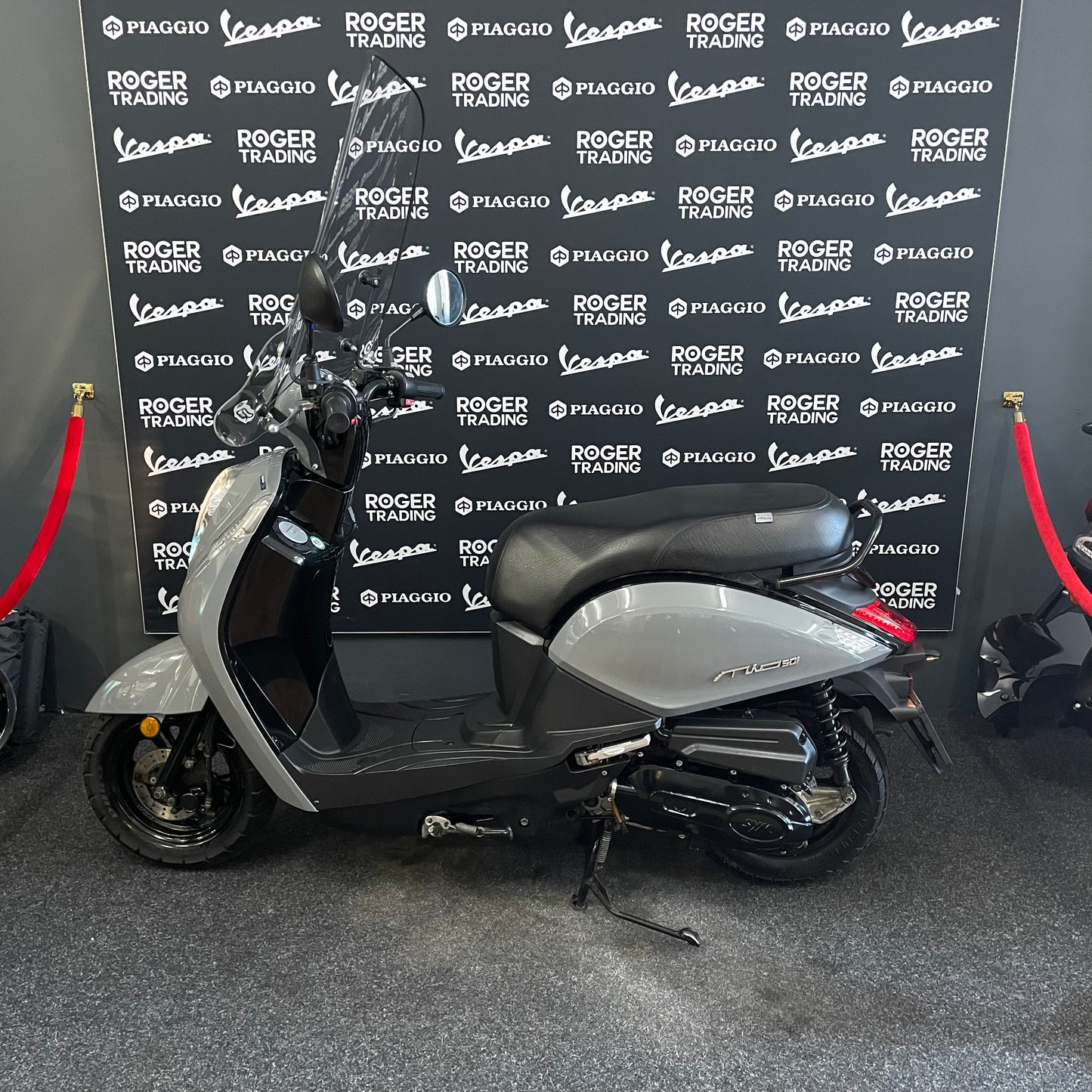 Sym Mio 50i - 50 - Snor - 4T E5 - Nardo Grey -  2023 - 9.071km Nieuwstaat!