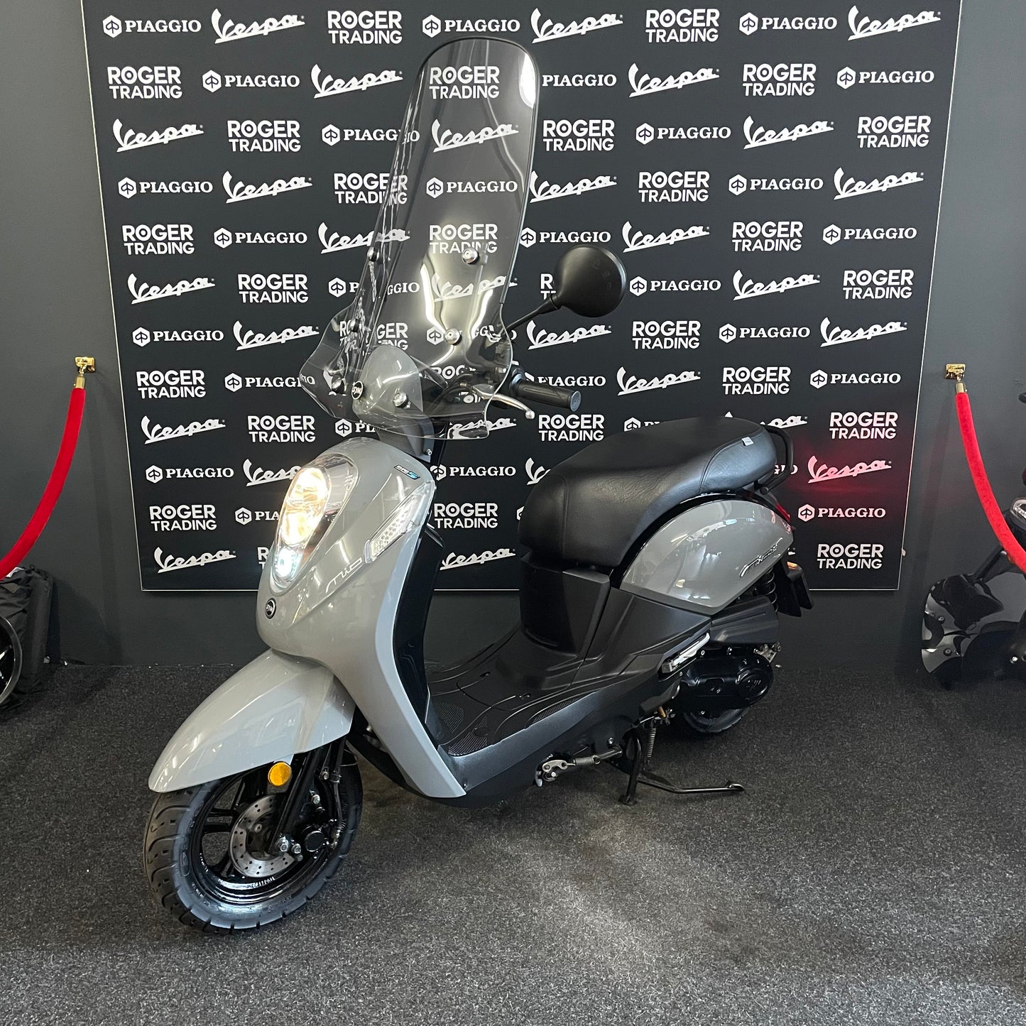 Sym Mio 50i - 50 - Snor - 4T E5 - Nardo Grey -  2023 - 9.071km Nieuwstaat!