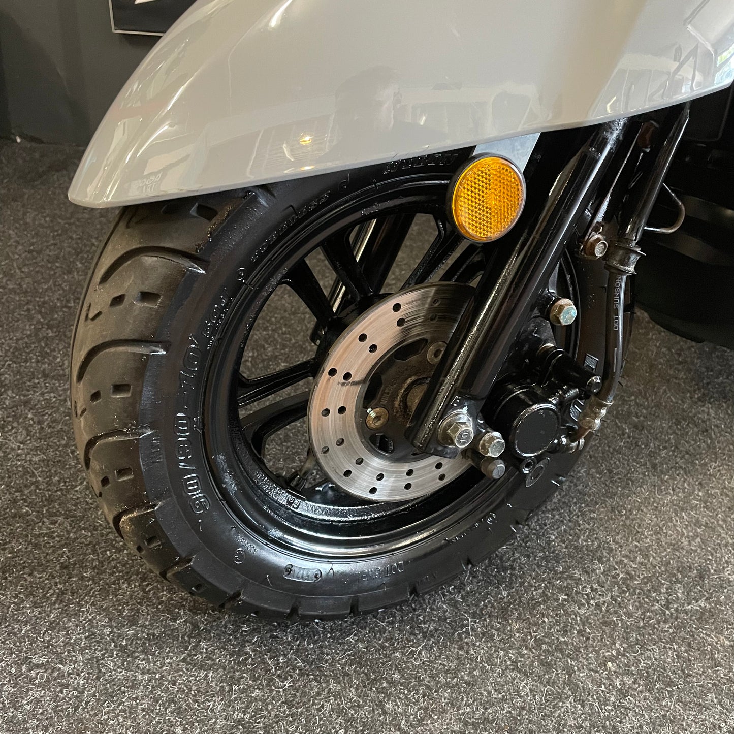 Sym Mio 50i - 50 - Snor - 4T E5 - Nardo Grey -  2023 - 9.071km Nieuwstaat!