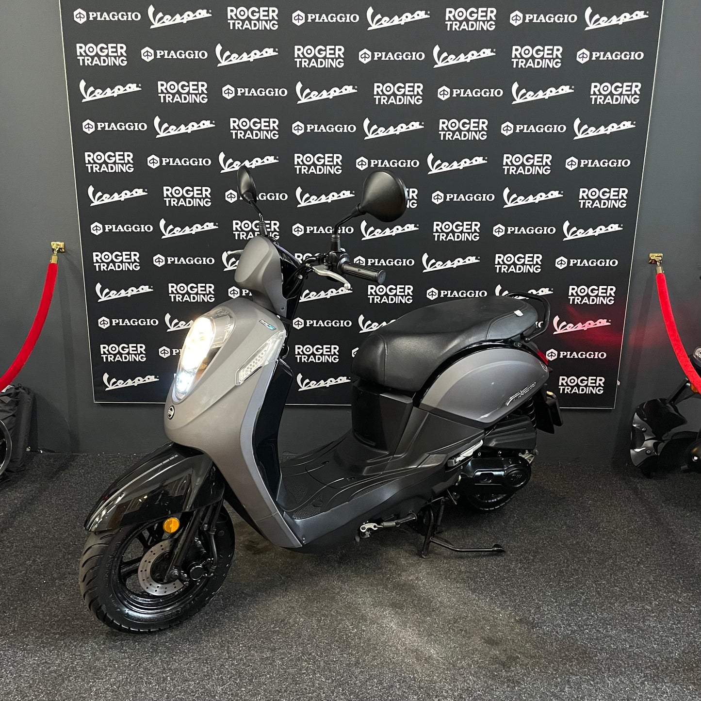 Sym Mio 50i - 50 - Snor - 4T E5 - Mat Grey -  2021 - 17.454km 1e eigenaar!