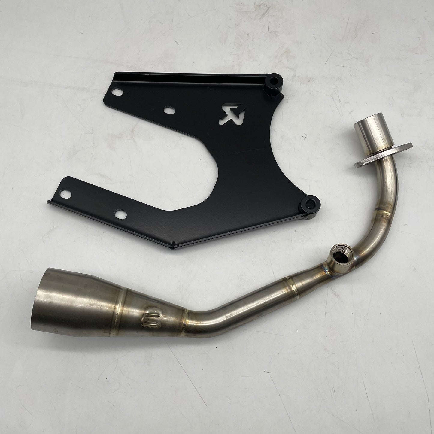 PROMOTION : Coude avant + Support d'échappement AKRAPOVIC - S-VE125R2-HZBL - modèles 125cc-150cc Euro4