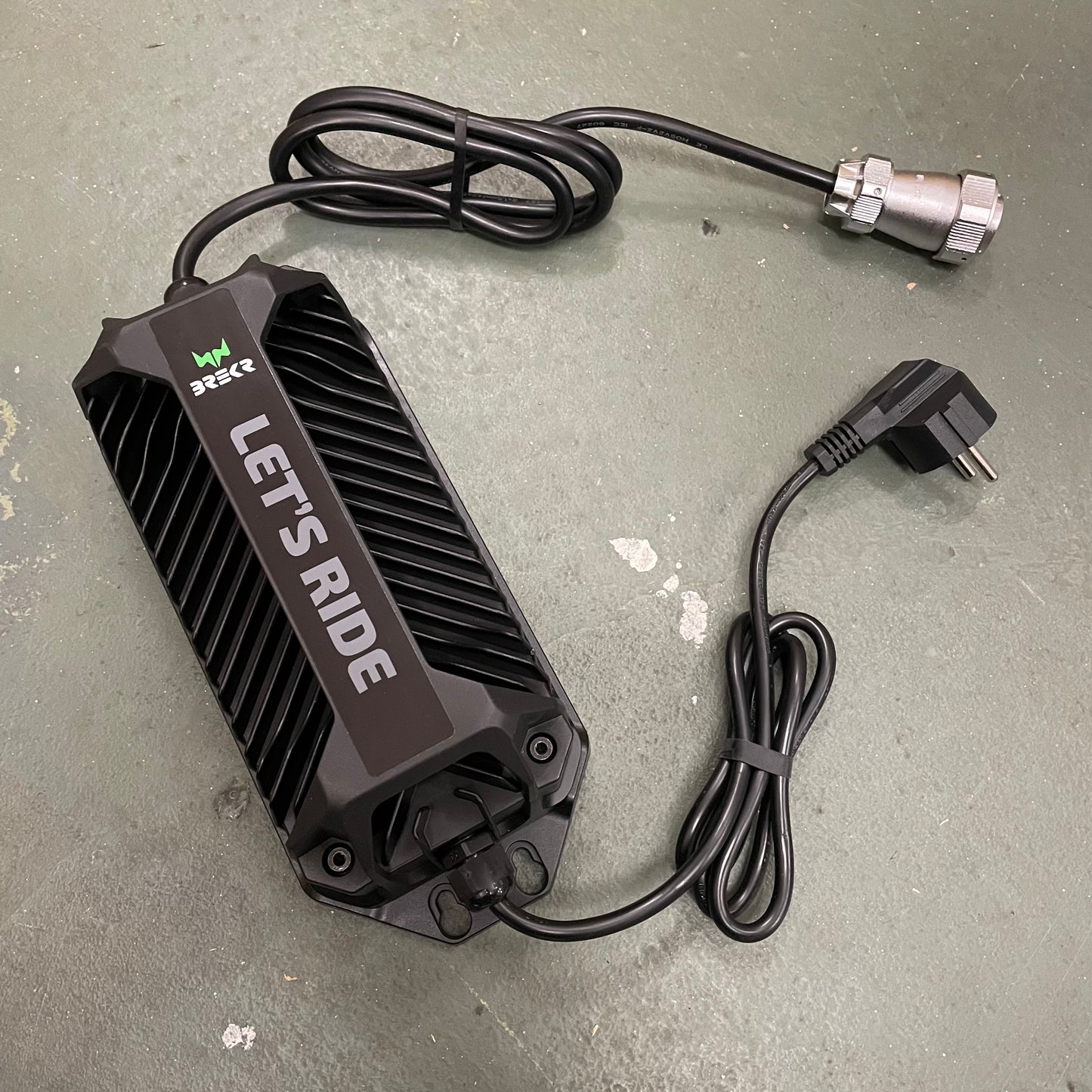OUTLET: Cargador Brekr B7000