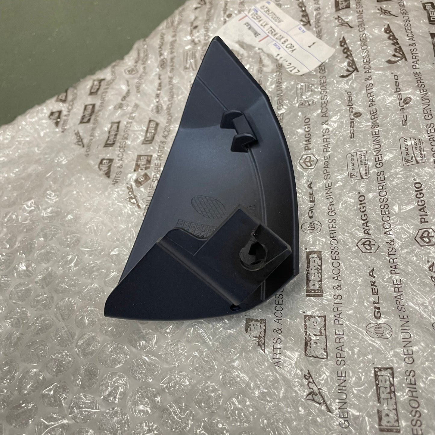 OUTLET: Original Right-Side Lower Fairing End Cap - Vespa Sprint / Primavera - BLUE 67362700DV -