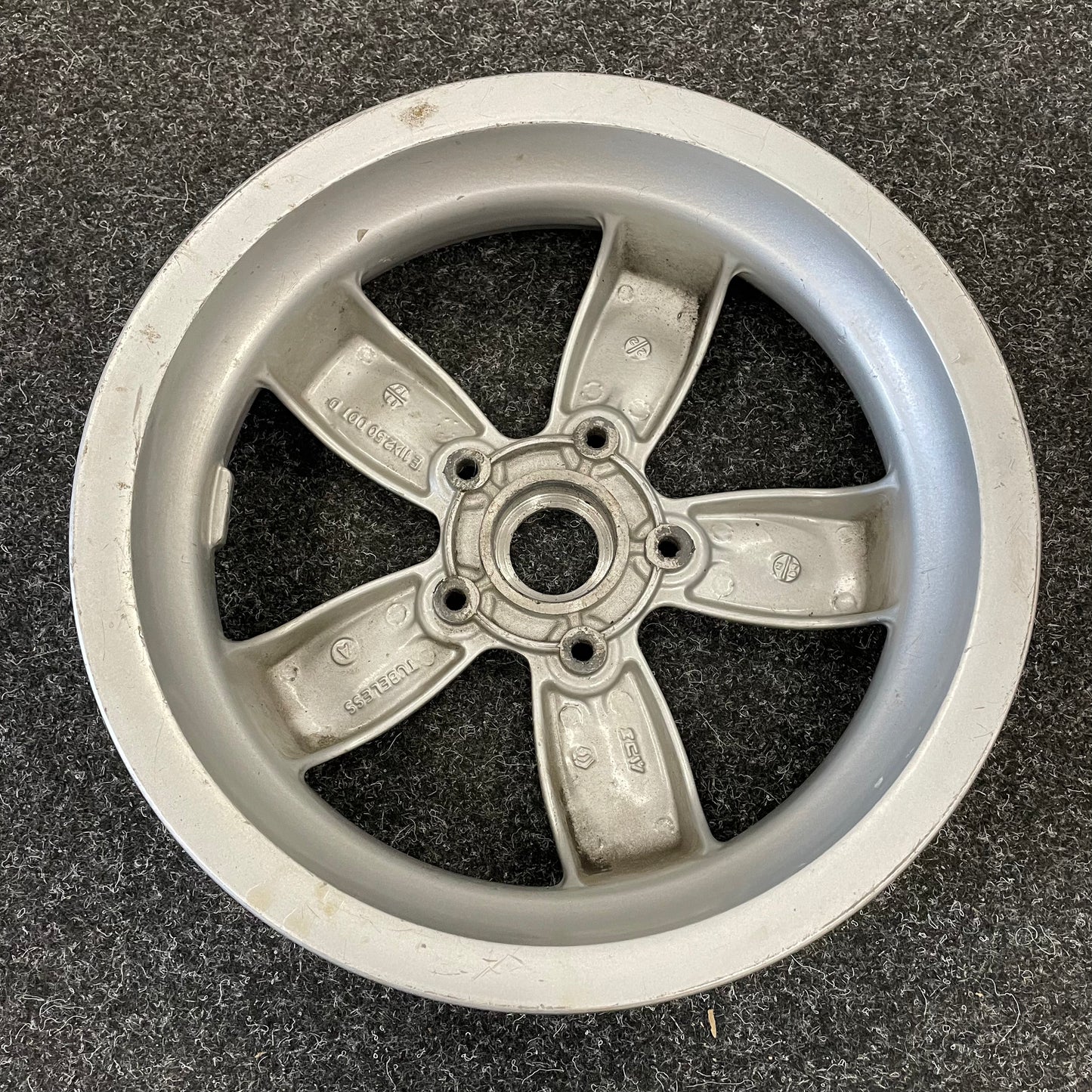 OUTLET: Vorderrad Vespa Primavera 11 Zoll - für Felge