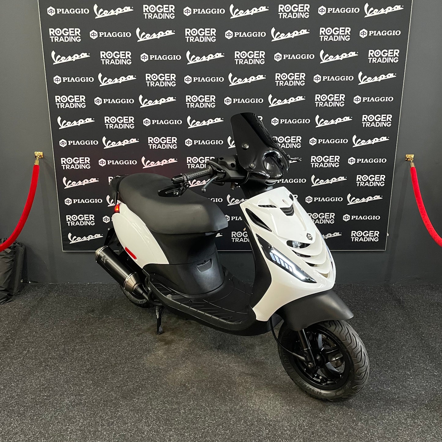 Piaggio Zip - 50 - Brom - 4T E5 - 2022 - Glans Wit - Opbouw Deal! - Malossi