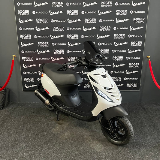 Piaggio Zip - 50 - Brom - 4T E5 - 2022 - Glans Wit - Opbouw Deal! - Malossi
