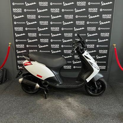 Piaggio Zip - 50 - Brom - 4T E5 - 2022 - Glans Wit - Opbouw Deal! - Malossi