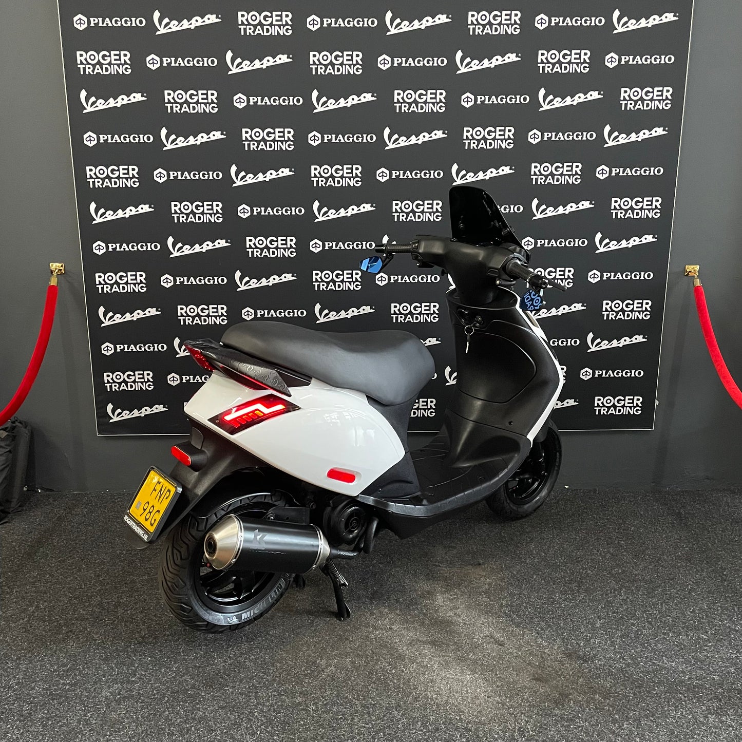 Piaggio Zip - 50 - Brom - 4T E5 - 2022 - Glans Wit - Opbouw Deal! - Malossi