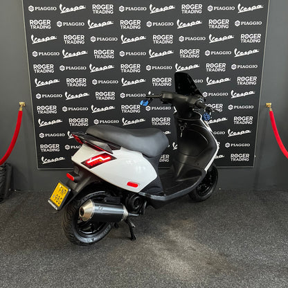 Piaggio Zip - 50 - Brom - 4T E5 - 2022 - Glans Wit - Opbouw Deal! - Malossi