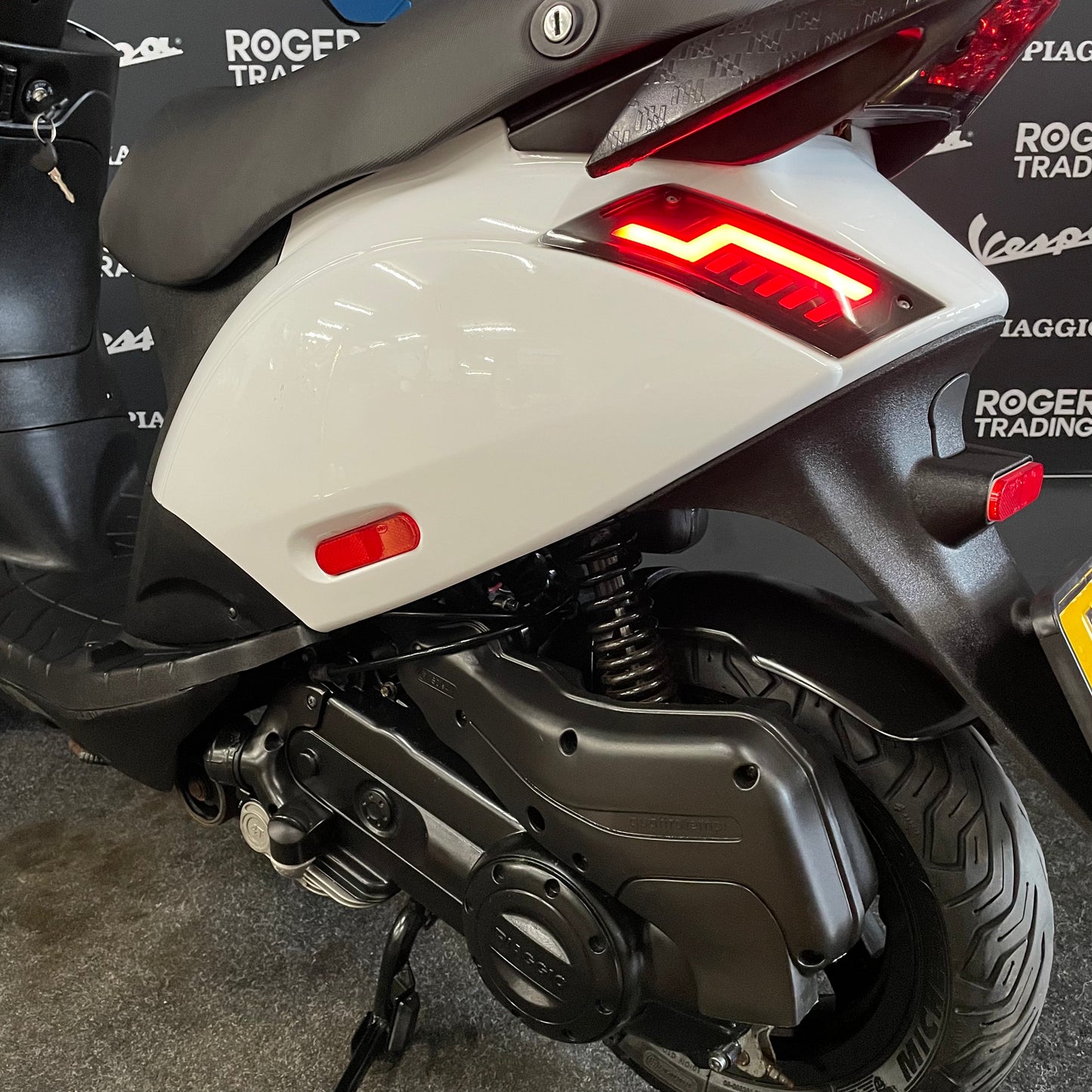 Piaggio Zip - 50 - Brom - 4T E5 - 2022 - Glans Wit - Opbouw Deal! - Malossi