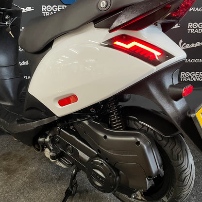 Piaggio Zip - 50 - Brom - 4T E5 - 2022 - Glans Wit - Opbouw Deal! - Malossi