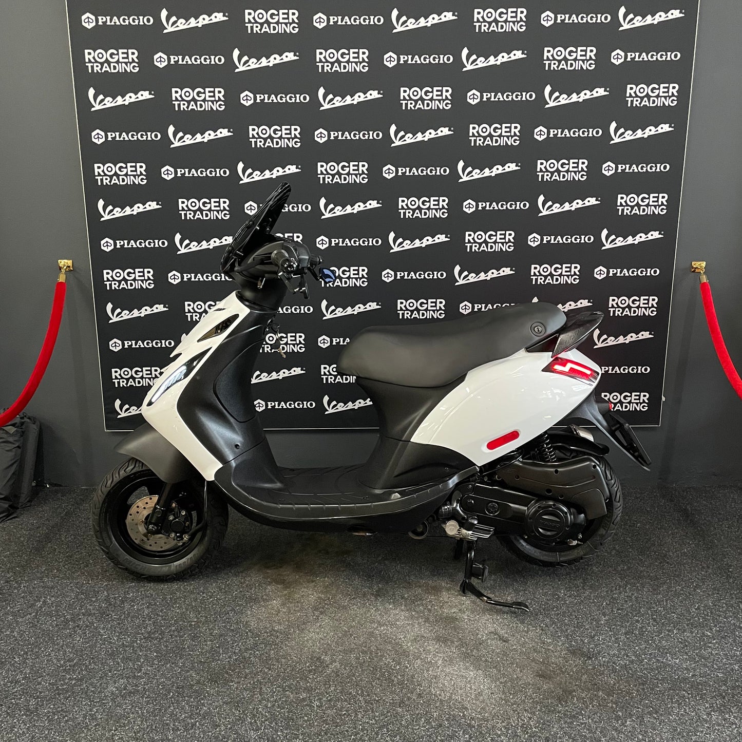 Piaggio Zip - 50 - Brom - 4T E5 - 2022 - Glans Wit - Opbouw Deal! - Malossi