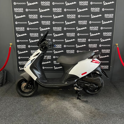 Piaggio Zip - 50 - Brom - 4T E5 - 2022 - Glans Wit - Opbouw Deal! - Malossi