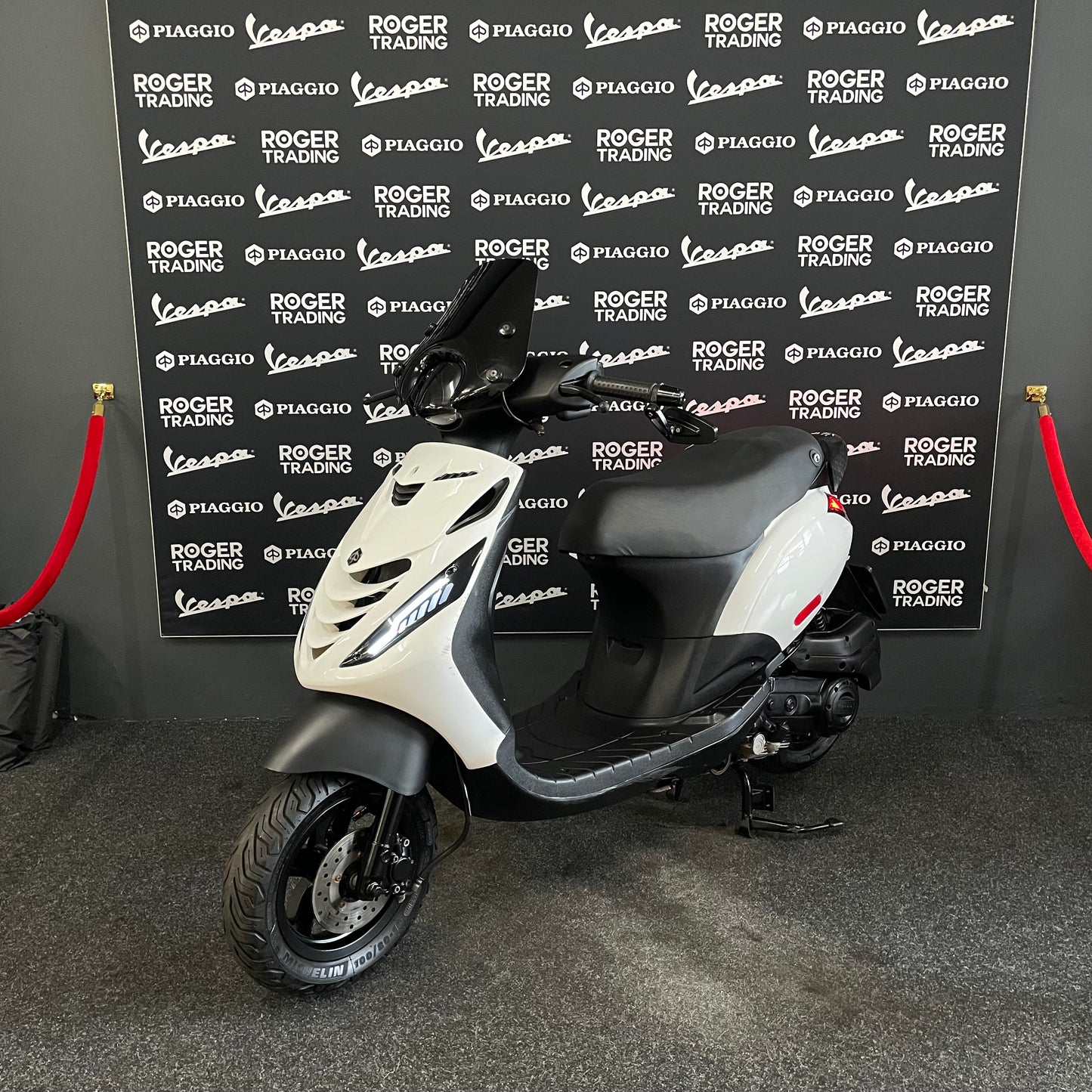 Piaggio Zip - 50 - Brom - 4T E5 - 2022 - Glans Wit - Opbouw Deal! - Malossi