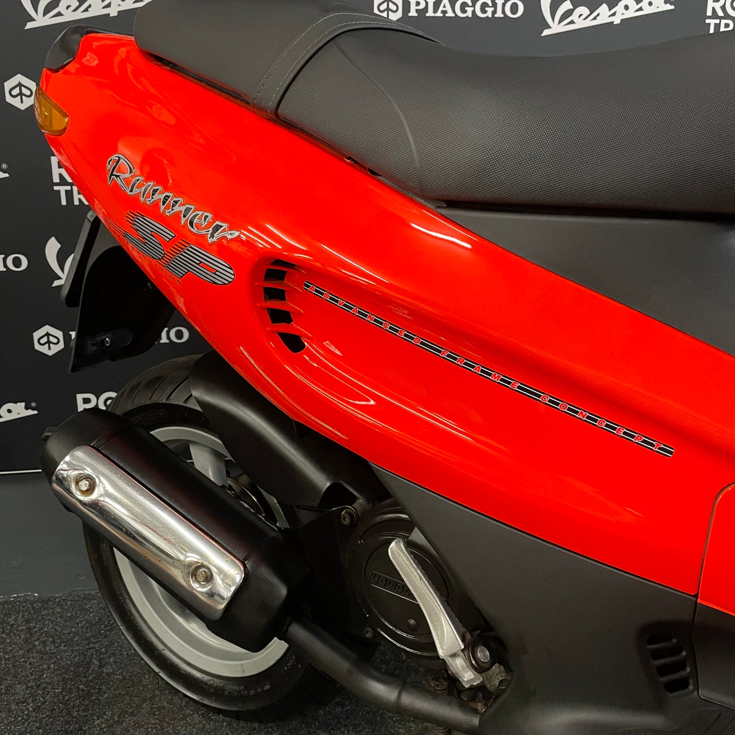 Gilera Runner - 50 - Brom - 2-takt - 1999 - Fluo Rosso - Nieuwstaat!! Zeldzame uitvoering