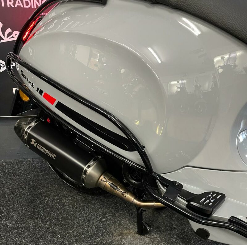 Akrapovič S-VE125R2-HZBL Black Edition Uitlaat met Carbon Eindkap - Vespa Sprint / Primavera / LX / S - 125cc &amp; 150cc iGet Euro4 Modellen