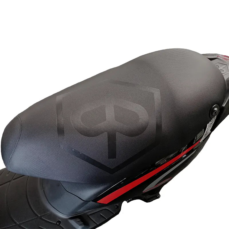 Buddyseat cover - zwart met Piaggio logo - SP buddy dek voor elke Zip