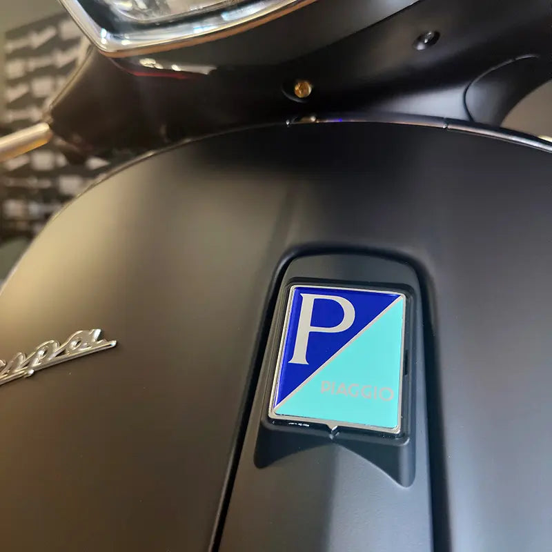 Originele Piaggio Klik Logo / Embleem voorscherm Sprint / Primavera / LX / GTx / 946 - 576464