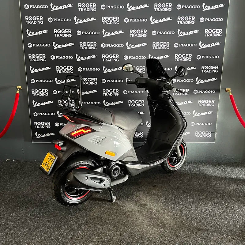 Piaggio Zip 50 - Brom - 2024 - Euro5 - Nardo Grey RS - Nieuwstaat - 1068km