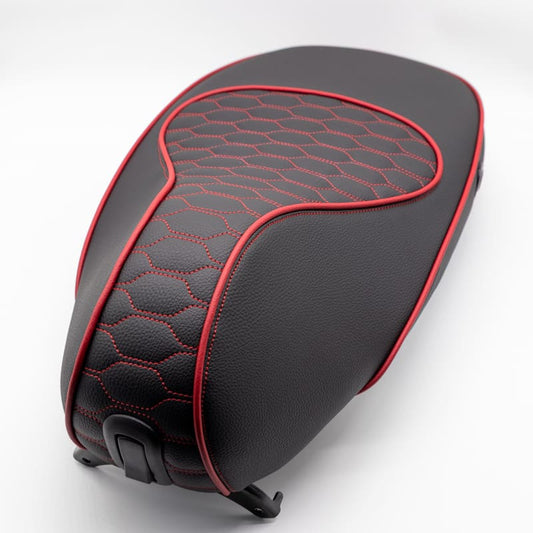 Originele Buddyseat - Zwart / Rood Audi RS Patroon Stiksel - Past op Sprint / Primavera - 1B004482000C2